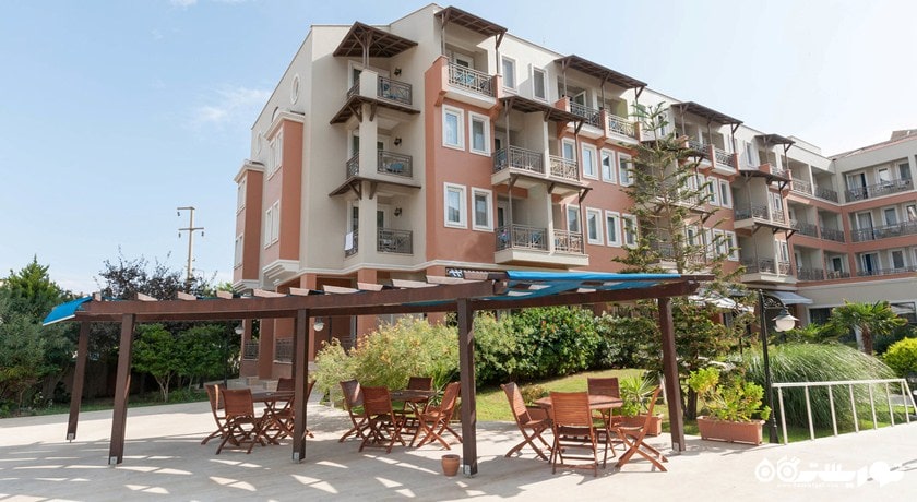 نمای محوطه فضای سبز و ساختمان هتل